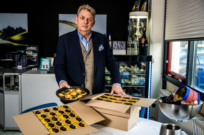 John Simoskie zit flink in de problemen. Zijn kaviaar komt uit Rusland en Oekraïne. Door de oorlog komt hij zonder te zitten en daarmee 650 AH-supermarkten.
