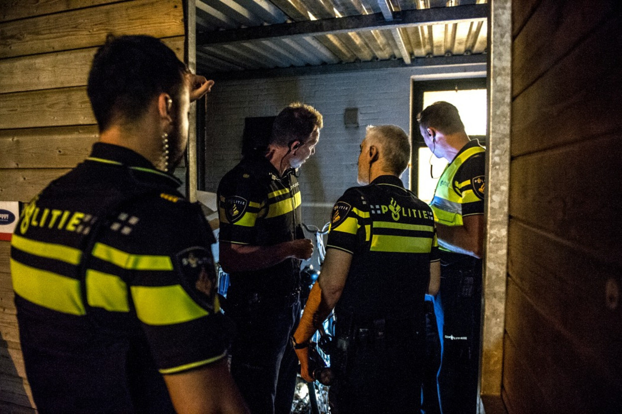 Agenten controleren een schuur. Beeld Koen Verheijden