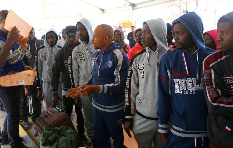 Nigeriaanse terugkeerders staan klaar voor de speciale chartervlucht uit Libië.  Beeld ANP