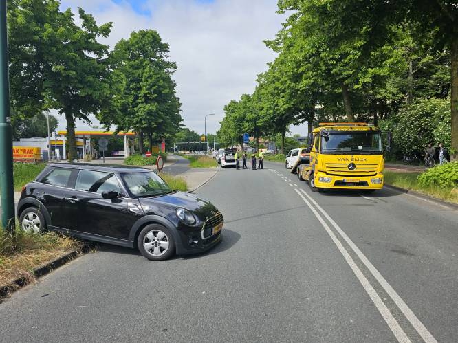 Taxibus en personenauto botsen op elkaar in Veenendaal, bestuurder naar ziekenhuis