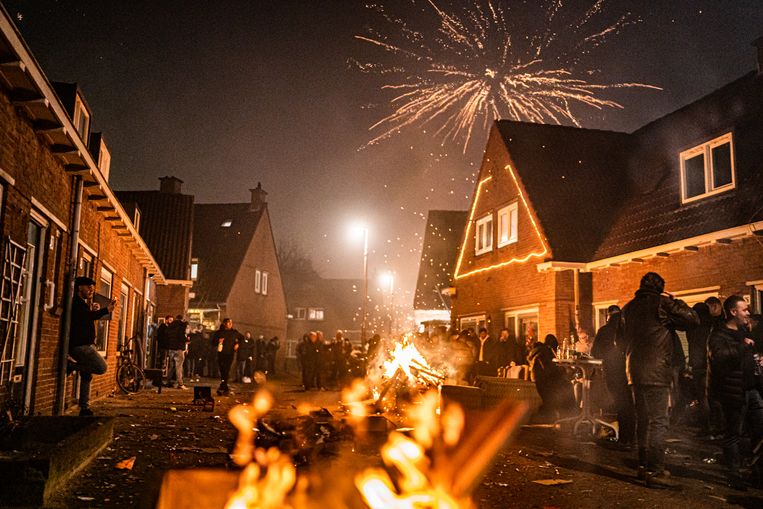 De hulpdiensten in Den Haag hadden het op nieuwjaarsnacht druk met het blussen van brandjes, maar de situatie was volgens de gemeente ‘zeer beheersbaar’. Beeld Joris van Gennip