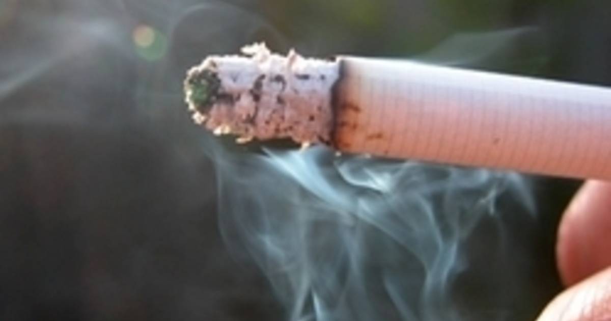 Nederlandse discussie over roken op terras | Buitenland | hln.be