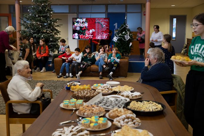 Als onderdeel van de Levende Adventskalender in Nunene, ontvangen Oekraïense vluchtelingen zaterdag bezoekers met koffie en thee in het schoolgebouw waar zij worden opgevangen.
