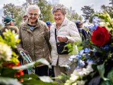 Vriendinnen Riek en Jet uit Holten slaan nooit herdenking op Canadese begraafplaats over: 'We kregen chocolade van onze bevrijders'
