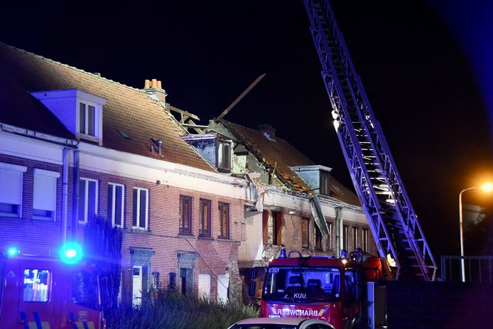 De explosie blies het dak en de voorgevel weg van de leegstaande rijwoning in de Beukenlaan in Kortrijk. Ook de naastliggende woningen raakten beschadigd.