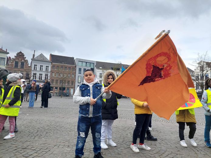 GENT - Basisschool Dokata protesteert 'voor de vrede' op de Vrijdagmarkt. Er werd ook een cheque overhandigd.