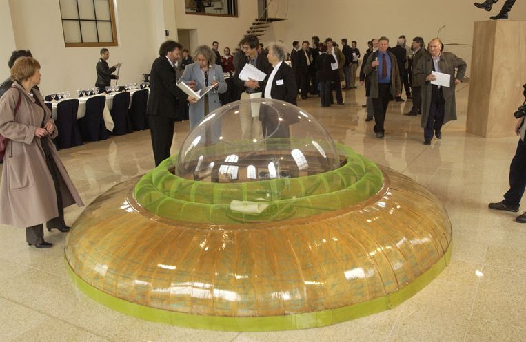 De ‘Bing II’, met in de achtergrond Panamarenko zelf, in 2003. Beeld stephan peleman