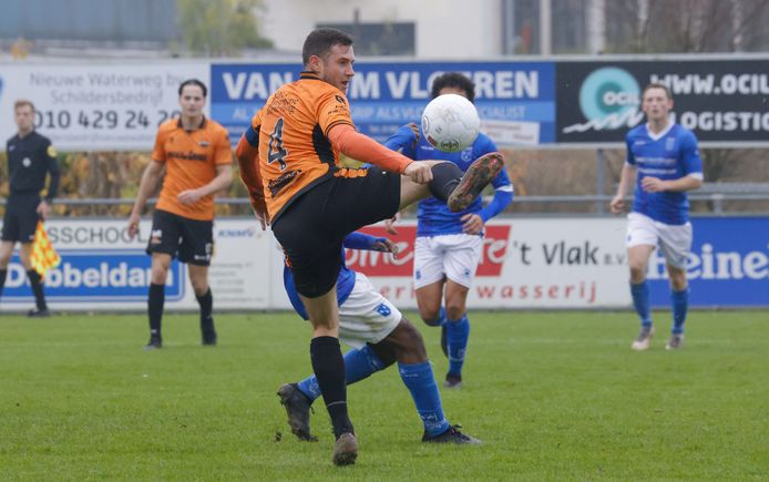 Hoogstandje van Luigi Bruins, die in een volle Kuip speelde maar nu op een leeg sportpark het spel van Smitshoek vormgeeft.