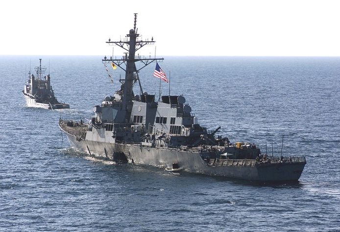 De Verenigde Staten zijn kwaad omdat het Iraanse leger in de Straat van Hormuz een laser heeft gericht op een helikopter die het Amerikaanse oorlogsschip USS Cole begeleidde.