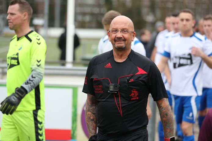 Scheidsrechter Marcel van Ekelenburg had zelfs een extra batterij voor de bodycam meegenomen naar sportpark Polanen.