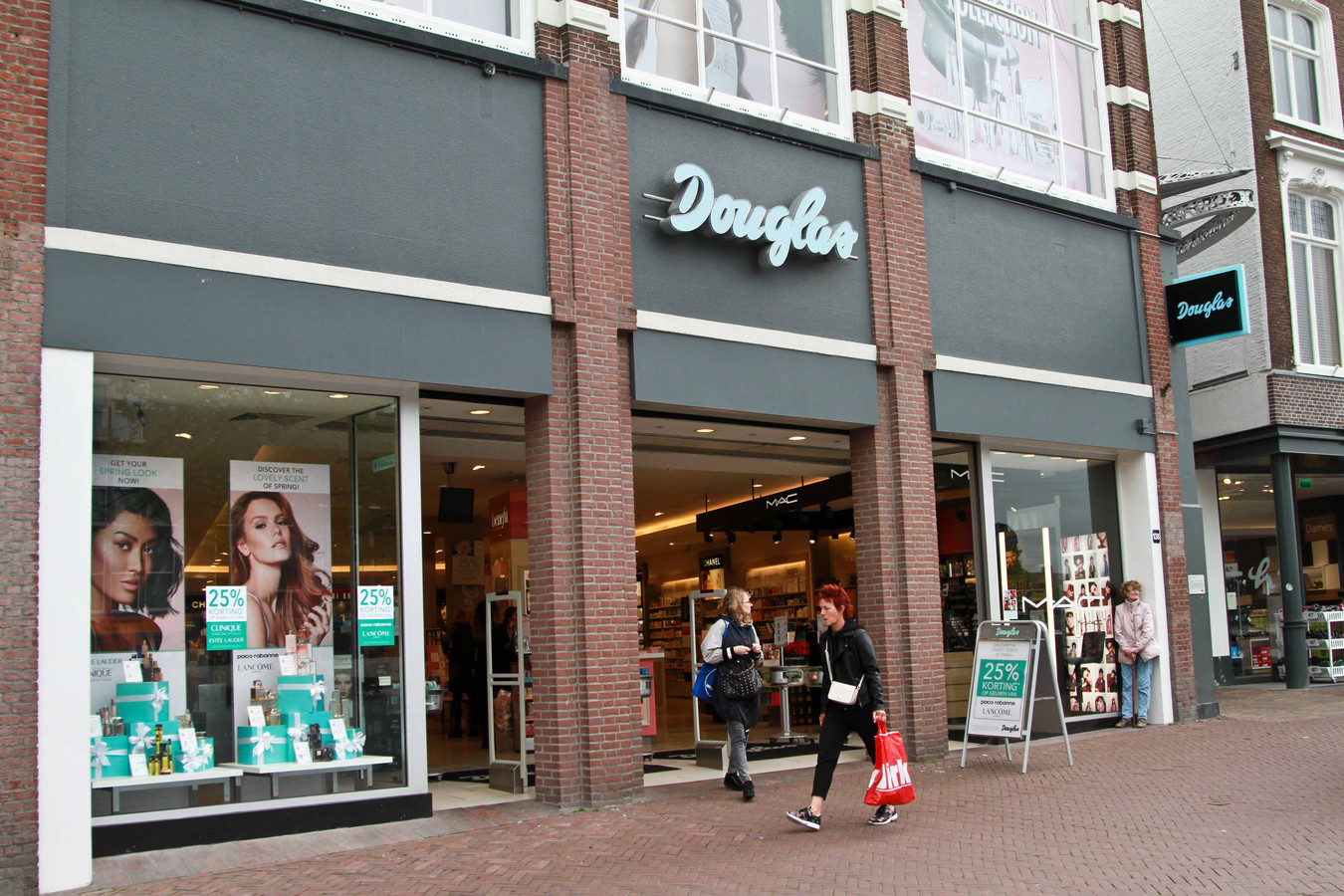 Douglas past kledingbeleid aan na ophef over 'verbannen' medewerkster Foto AD.nl