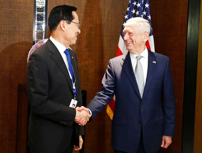 Minister van Defensie James Mattis (rechts) met zijn Zuid-Koreaanse ambtsgenoot Song Young-moo (links) op de veiligheidsconferentie in Singapore op 2 juni 2018.