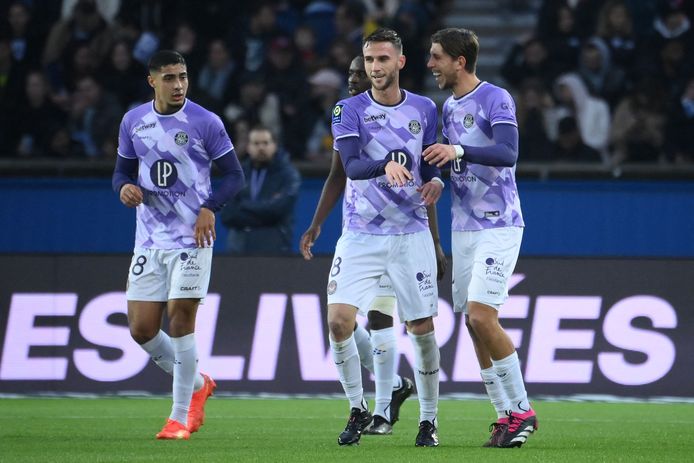 Branco van den Boomen viert zijn goal tegen Paris Saint-Germain met onder anderen Stijn Spierings (rechts).