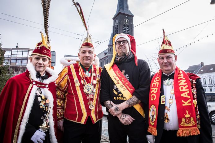 Plasco (tweede van rechts) wordt de nieuwe Prins Carnaval.