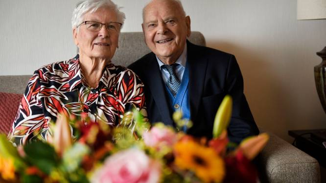 Platina bruidspaar Korrie (92) en Klaas (94) uit Enschede kan niet zonder elkaar, het geloof en de iPad   