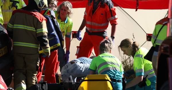 Vier tieners gewond bij crash tegen boom in Lith, twee slachtoffers met helikopter naar ziekenhuis -