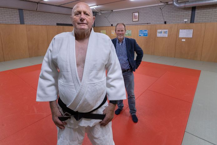 Aanstaand erelid Antoon Verblackt (l) en voorzitter Rutger van Deursen van de 60-jarige judo- en jiujitsuvereniging Shizen Honta uit Veldhoven.