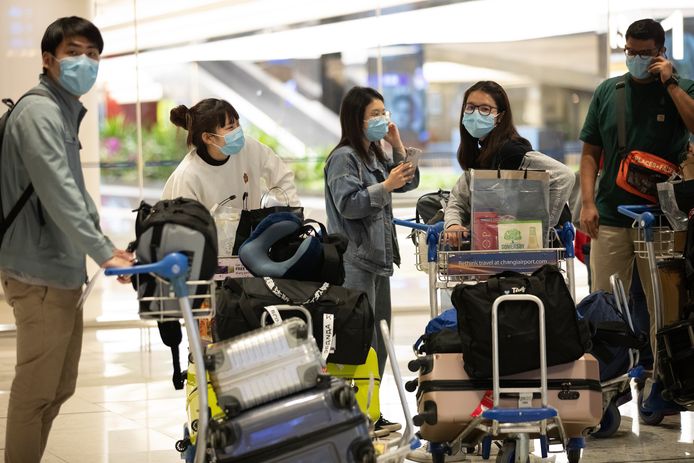 Reizigers op de luchthaven van Singapore.