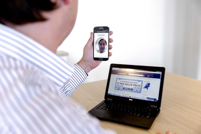 Een smartphone met een app waarmee via biometrische authenticatie online betalingen kunnen worden gedaan.