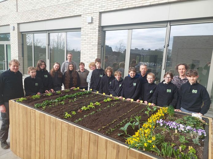De leerlingen van het VABI (moes)tuinieren op het balkon van hun nieuwe schoolgebouw.