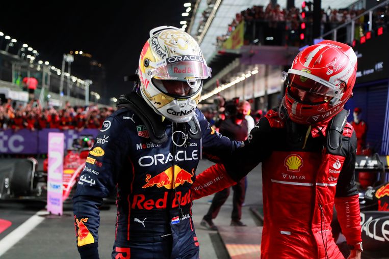 Verstappen (l.) en Leclerc. Beeld Photo News