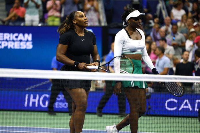 Serena en Venus Williams na hun verloren partij.