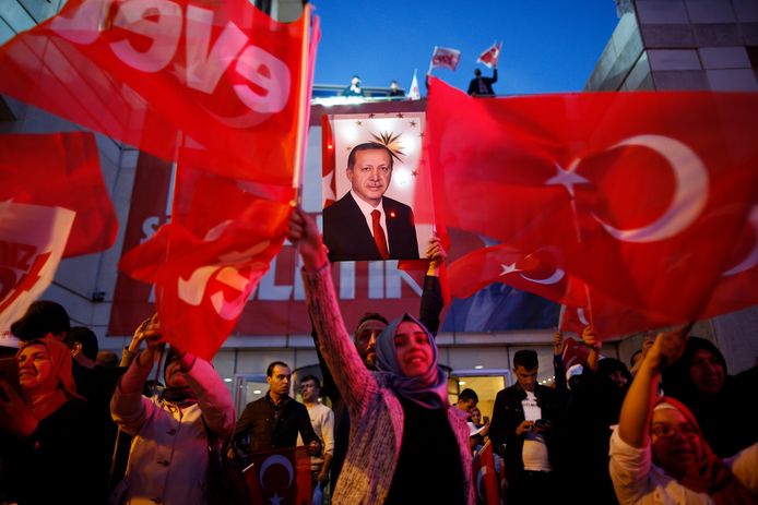 Aanhangers van president Erdogan vieren de uitslag van het referendum.