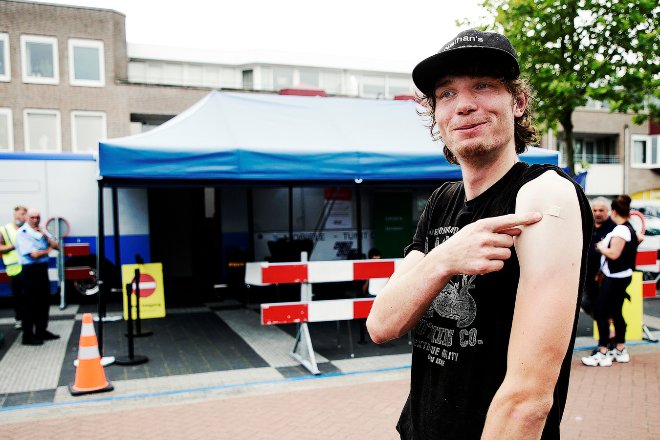 Nathan 19 Haalde Zijn Vaccin In De Prikbus Van De GGD Nu Ben Ik In 