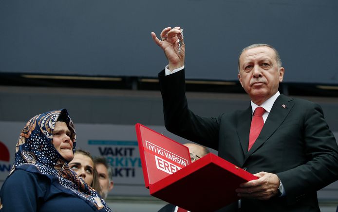 De Turkse president Erdogan tijdens een verkiezingsrally. Gisterenavond kondigde de president aan dat hij de noodtoestand zal opheffen als hij herverkozen wordt.