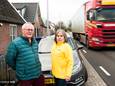Bewoner Jan Samson en raadslid Jeanet de Mari op de Leidsestraatweg waar het verkeer vlak langs de geparkeerde auto's raast .