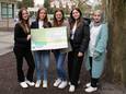 Stecy, Shania, Indira, Chloë en Lama: een cheque voor KOTK van hun afstudeerproject.