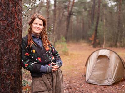 Zij woont bewust in een tent, ook als het vriest: 'Uit nood? Nee hoor’
