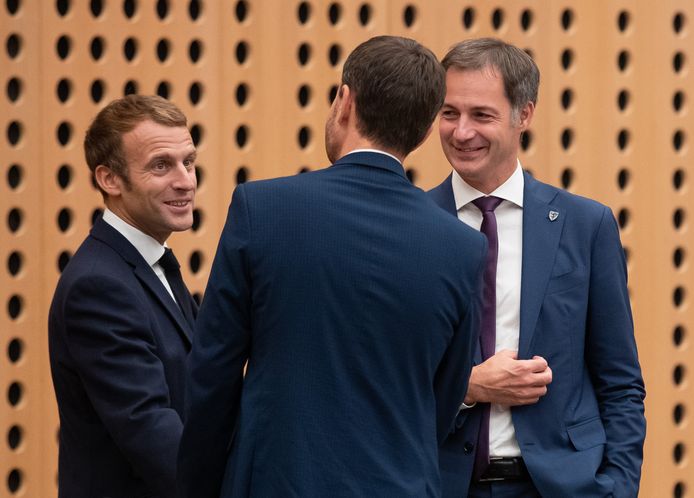 De Franse president Emmanuel Macron en de Belgische premier Alexander De Croo op de informele Europese top in Kranj, Slovenië.