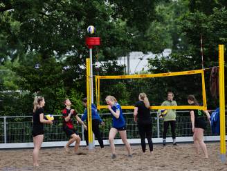 Sporten met het zand tussen je tenen: beachsporters enthousiast over nieuwe beachvelden in Best