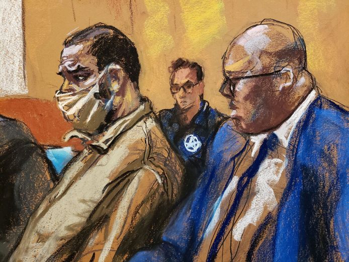 R. Kelly avec son avocat Calvin Scholar lors d'une apparition au tribunal le 3 août.