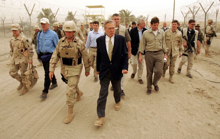 Toenmalig minister van Defensie Donald Rumsfeld tijdens een bezoek aan de beruchte Abu Ghraib-gevangenis nabij Baghdad in 2004.  Beeld AFP