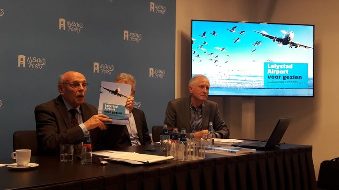 Actiegroepen presenteren hun rapport tegen de opening van Lelystad Airport.