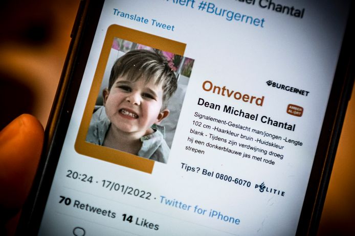 Een mobiele telefoon met het Amber Alert voor de vermiste 4-jarige Dean Verberckmoes uit België.