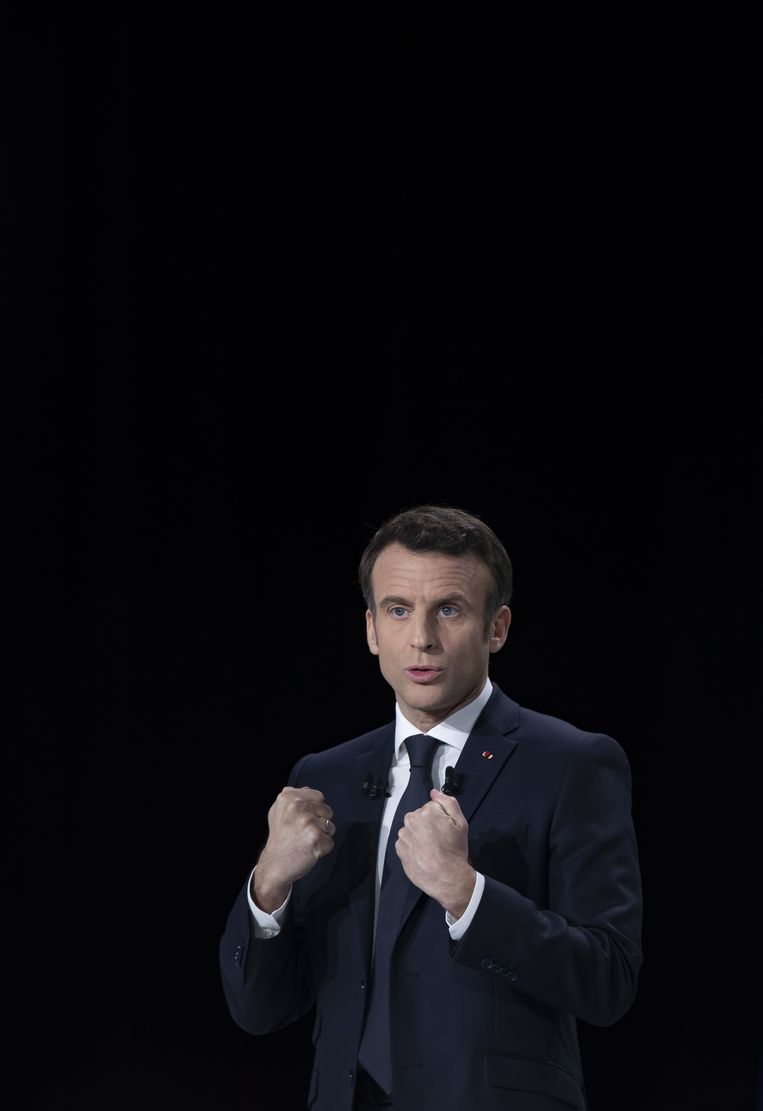 Kandidaat Macron spreekt de media toe. De eerste stemmingsronde voor de Franse presidentsverkiezingen is op 10 april. Beeld ANP / EPA