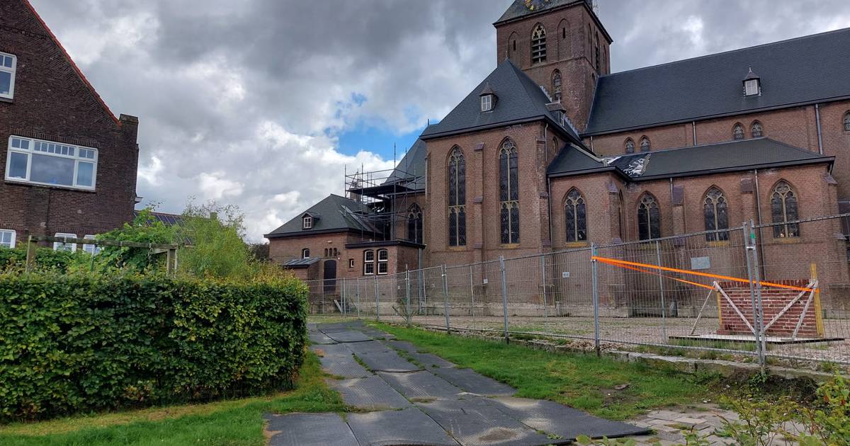 5000 euro boete krijgt eigenaar Adrie Kuijstermans als hij de bouwhekken rondom Stampersgatse kerk n