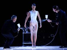 Bella Hadid loopt topless catwalk op en krijgt jurk gemaakt met verf aangemeten