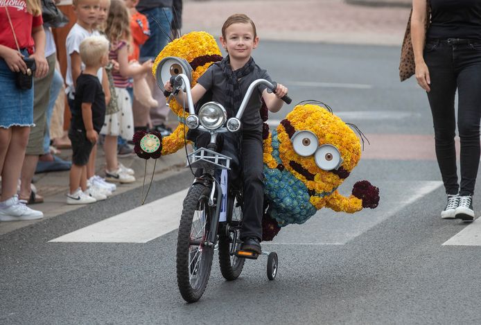 Ook versierde fietsen reden mee in Winterswijk. Hier Lex met superschurk