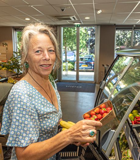 Helena (59) uit Zwolle let niet op de prijs in de supermarkt, maar bespaart wel