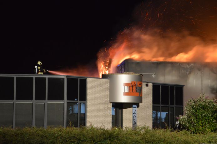 Bedrijfspand In Dronten In Vlammen Op Dronten Destentor Nl