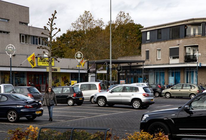 Supermarkten Albert Heijn en Nettorama in het centrum van Geldrop