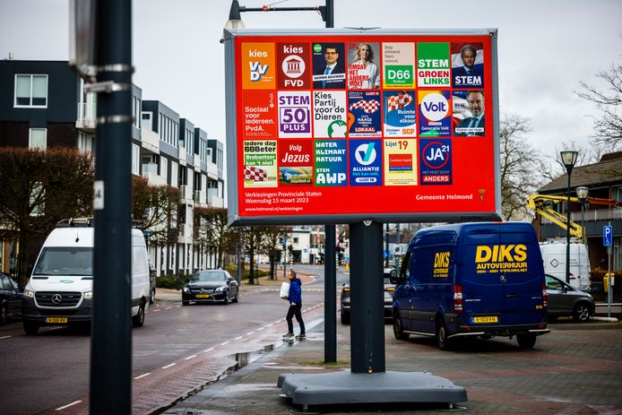 Een bord met verkiezingsposters in aanloop naar de Provinciale Staten Verkiezingen  en Verkiezingen Waterschappen op 15 maart 2023.