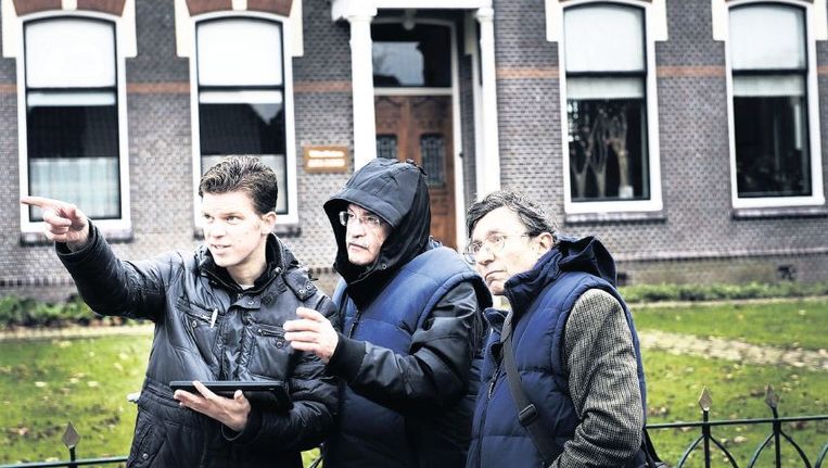 Italiaanse deskundigen doen in Loppersum onderzoek naar de schade aan gebouwen door de aardbevingen. Beeld Reyer Boxem