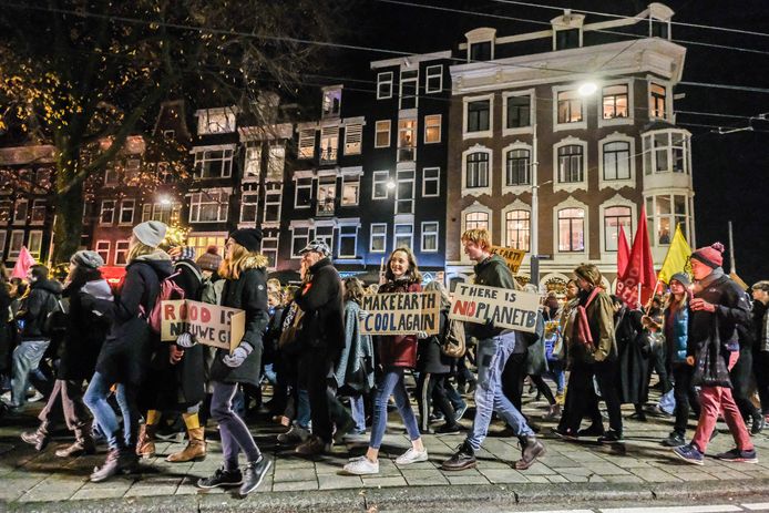 Bezorgde Nederlanders houden een lichtjesmars door Amsterdam om hun angst en zorgen uit te spreken over klimaatverandering.