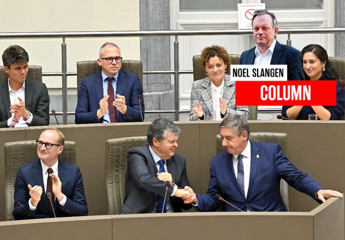 Vlaamse ministers van CD&V, N-VA en Open VLD samen met Vlaams minister-president Jan Jambon in het Vlaams parlement na de uitgestelde Septemberverklaring.