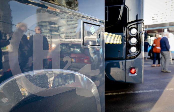 Waterstof geldt als alternatief voor fossiele brandstoffen. In Den Haag rijden bussen op moleculaire waterstof (H2).